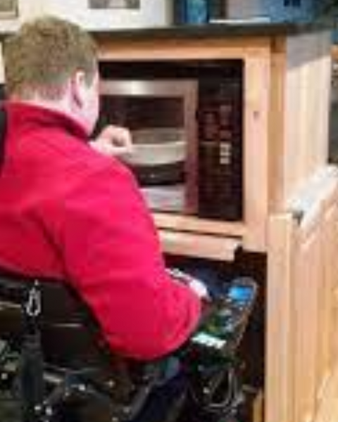 轮椅可通行的厨房立式上升对流烤箱微波炉柜