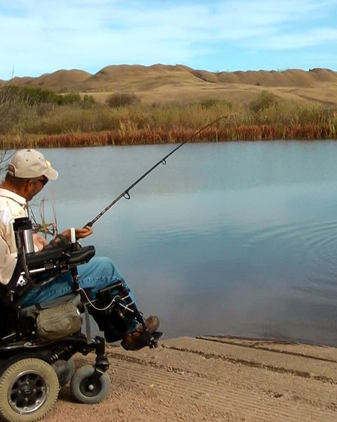 حامل قضيب صيد السمك على كرسي متحرك بدون استخدام اليدين من هوكر