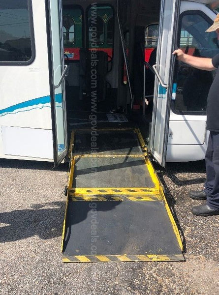 RV "One-If-By-Land"-Cadeira de rodas acessível com ar condicionado solar (em processo)