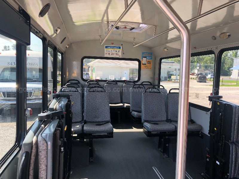 Votre RV de classe C accessible en fauteuil roulant personnalisé avec climatisation solaire