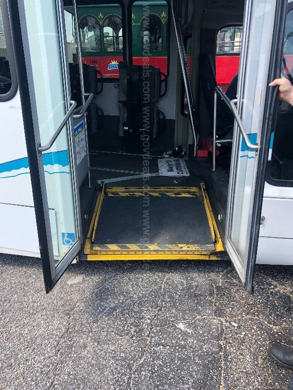 Votre RV de classe C accessible en fauteuil roulant personnalisé avec climatisation solaire