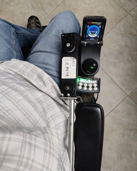 Montaje de joystick retráctil de Permobil - Montaje de joystick retráctil de Permobil Slimline - Balatear el brazo de montaje del controlador de joystick - izquierda o derecha para silla de ruedas eléctrica