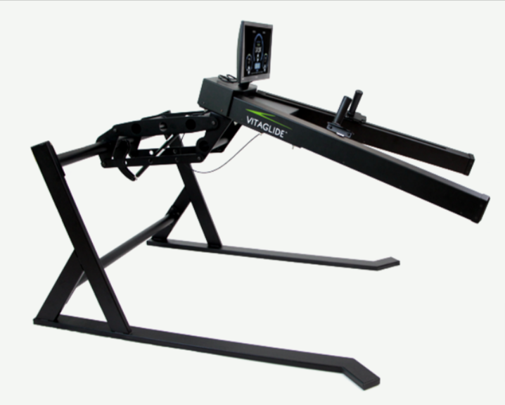 Dörtlü tri pimli tutamaklı ve güç sandalyesi tabanı ile vitaglide erişilebilir egzersiz makinesi