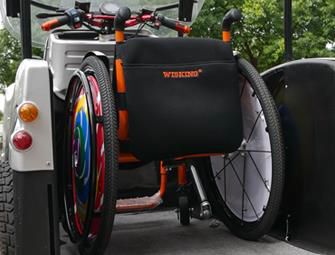 الرعاية الملكية لأول دراجة نارية كهربائية على كرسي متحرك eChariot للعرض والتسويق واختبار القيادة