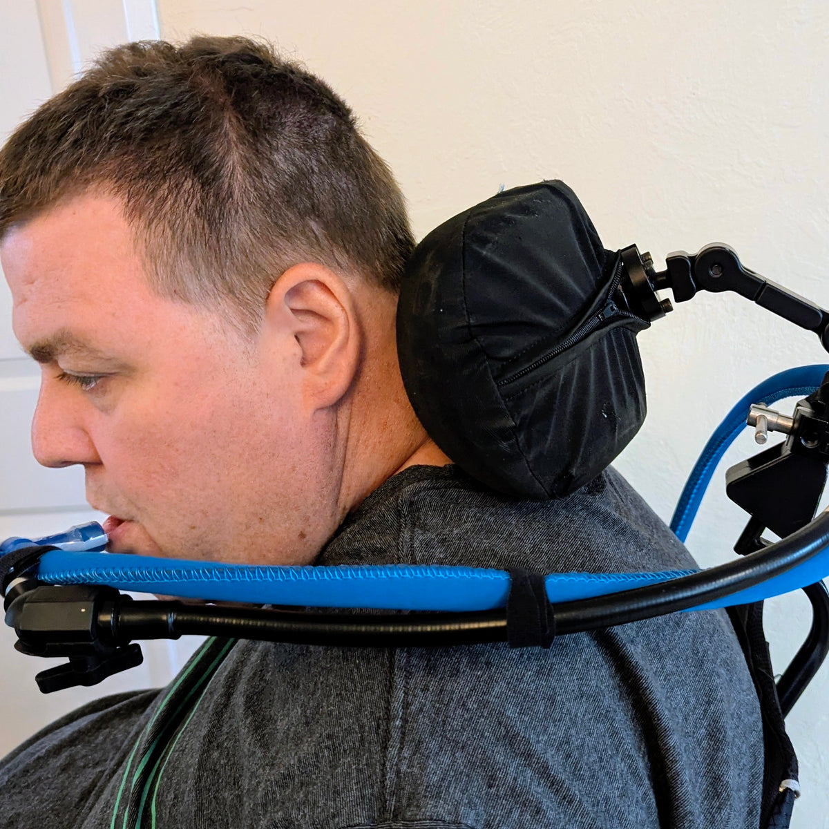 SIP-n-PuffまたはH20水分補給用の車椅子ヘッドレストポストマウント