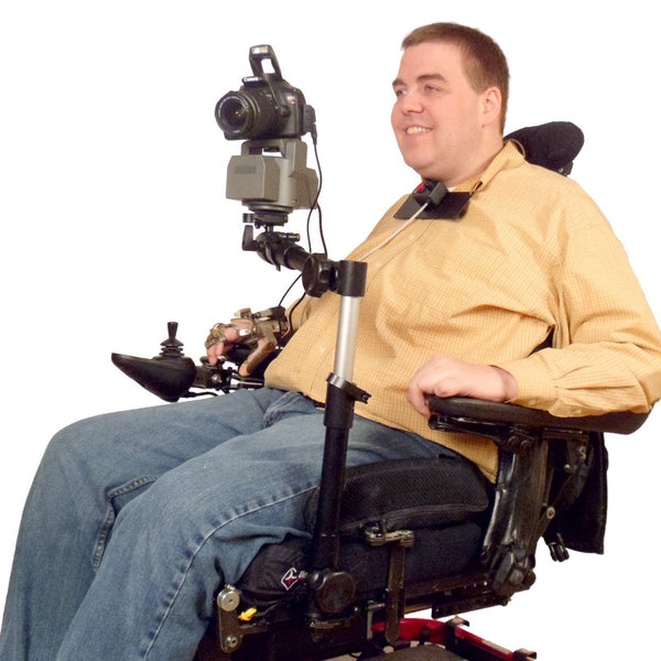 كاميرا برأس متحرك وميل ثلاثي القوائم على كرسي متحرك بذراع روبو