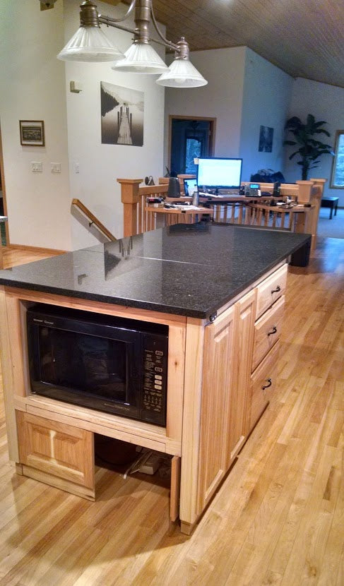 Rollstuhlgerechte Küche, vertikaler ansteigender Konvektionsofen, Mikrowellenschrank